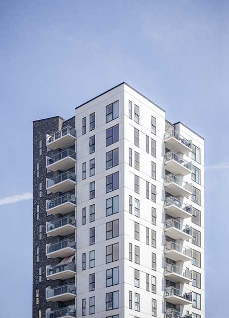 2 tiro vertical de un edificio blanco bajo el cielo despejado