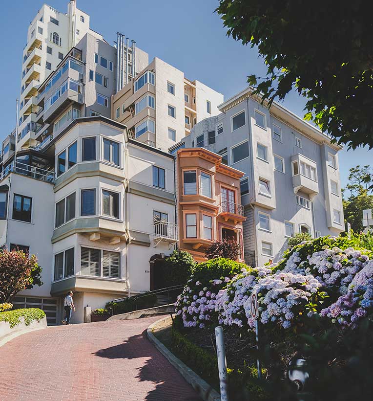 disparo vertical de apartamentos modernos durante el dia