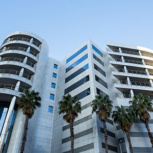 edificios de oficinas con arquitectura moderna